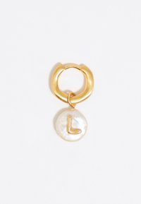 Gouden metalen ring met een ronde iriserende schelp hanger met een verhoogd gouden letter "L" ontwerp. Glad oppervlak, modern design.