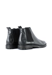 Schwarze Leder Chelsea-Stiefel mit elastischen Seiteneinsätzen, Ziehlaschen und strukturierten Gummisohlen, die ein schlankes, minimalistisches Design bieten.