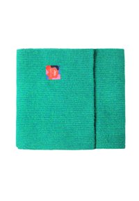 Grøn vævet tæppe med et struktureret mønster, der har et syet mærke i det ene hjørne. Blødt materiale med en glat finish.