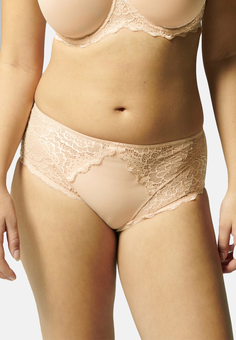  spets och mikrofiber hipster trosor i en nakenfärg, med blommig spetsdetalj på sidorna och vågiga kanter för extra detaljer.