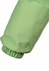 Viher kangastasku, jossa on joustava hihansuu, mikä todennäköisesti on osa takkia tai suojavaatteita.