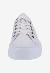 Sneaker bianco in tela con punta rotonda, chiusura con lacci, occhielli in metallo argentato e suola in gomma testurizzata. Design semplice con accenti minimi.
