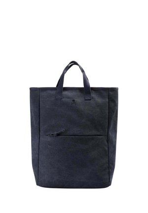 Bolso tote rectangular negro con dos asas, bolsillo delantero con cremallera y pequeño logo de calavera y huesos cruzados encima del bolsillo.