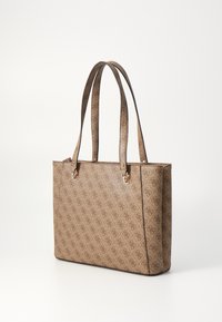 Borsa a tracolla color beige con texture a motivo, due manici lunghi e dettagli metallici. Forma rettangolare con chiusura a zip.
