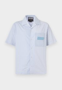 Chemise à manches courtes avec boutons, rayures verticales alternées bleu clair et blanc, poche poitrine ornée d'un écusson Versace Jeans Couture.