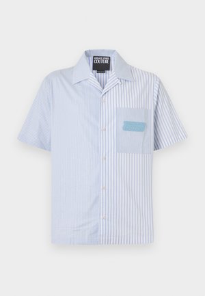 Camisa de manga corta con botones, a rayas verticales alternas azul claro y blanco, bolsillo en el pecho con parche de Versace Jeans Couture.