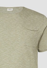 T-shirt vert olive clair à manches courtes avec une texture horizontale subtile et une poche poitrine unique sur le côté gauche.