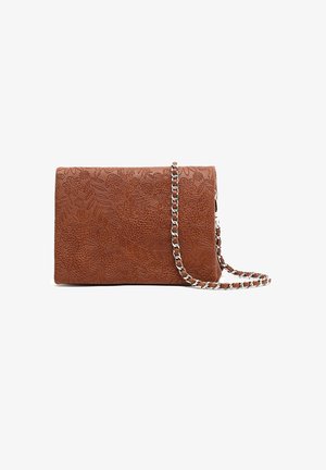 Borsa a tracolla in pelle marrone con motivi floreali, forma rettangolare, tracolla in catena argentata, superficie texturizzata e chiusura sicura.