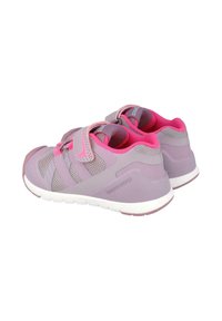 Scarpe da ginnastica di colore viola chiaro con accenti rosa, in tessuto a rete e con cinturini regolabili. Presentano una suola texturizzata per una migliore aderenza e supporto.