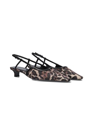 Chaussures slingback en tissu imprimé léopard avec un bout pointu, des sangles noires et un petit talon carré. Présentent une texture lisse et des accents contrastés.