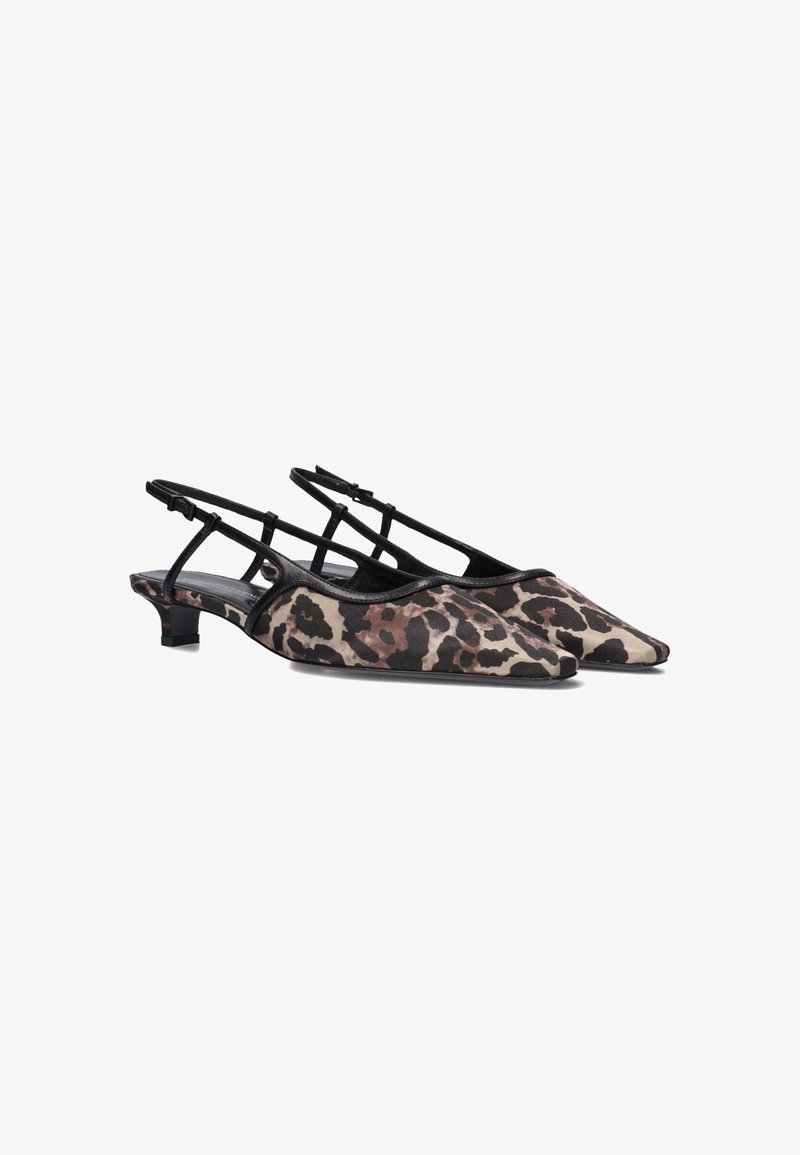 Slingback schoenen in een leopardprint stof met een spitse neus, zwarte banden en een lage blokhak. Kenmerkt een gladde textuur en contrasterende accenten.