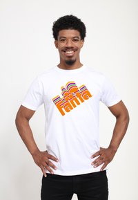 Witte katoenen t-shirt met een meerkleurige "Fanta" grafiek in oranje, roze, groen en geel, met gebogen strepen boven de tekst.