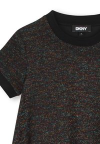 T-shirt noir à manches courtes présentant un motif texturé avec des éclats multicolores, complété par un col rond noir uni et des manches.