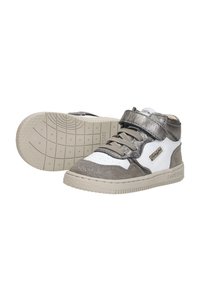 Hoge sneakers met een metallic zilver en witte ontwerp, voorzien van een gestructureerd oppervlak, verstelbare band en rubberen zool met sterpatroon.