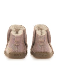 Botas de tobillo rosas con un patrón de piel de serpiente texturizado e iridiscente. Forro de tela y suelas de goma. Con tirador trasero para facilitar su uso, con el logotipo de la marca.