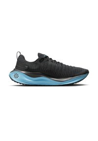 Chaussure de sport noire en maille avec semelle rembourrée bleu clair et lacets noirs, présentée de profil sur fond blanc.