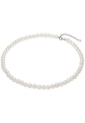 Balts pērļu kaklarota, izmantojot apaļus pērļus ar gludu tekstūru, ko droši turpina sudraba tonī izgatavots aizdare un regulējams ķēde.
