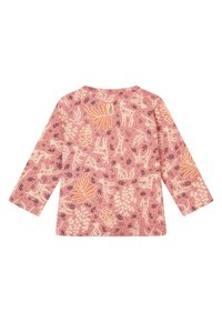 Różowa koszula z długim rękawem z wzorami zwierząt i liści w kolorze kremowym i pomarańczowym. Wykonana z miękkiego materiału, z okrągłym dekoltem i luźnym krojem.