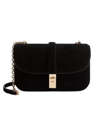 Czarna zamszowa torba na ramię z złotym łańcuszkowym paskiem i prostokątnym złotym zapięciem na przedniej klapie.