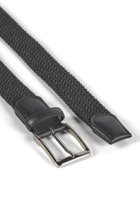 Svart vevd belte med skinnaccenter og en sølvmetallspenne. Har et strukturert design og en avsmalnende ende for et skreddersydd utseende.