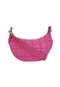 Borsa a spalla di colore rosa, trapuntata, con una forma arrotondata, accessori in oro e una tracolla ampia e regolabile. Superficie testurizzata con cuciture visibili.
