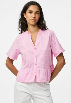 Blusa a maniche corte in gingham rosa con colletto arricciato e vita peplo, caratterizzata da un'apertura con bottoni e tessuto texturizzato.