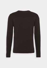 Maglione lungo a maniche lunghe color marrone scuro con scollatura rotonda, realizzato in materiale morbido. Texture liscia con silhouette aderente e polsini a costine.