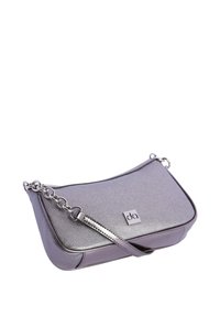 Bolso de mano plateado metálico con una textura lisa, forma curvada, correa de cadena plateada y un pequeño logo en el frente. Material acolchado, diseño compacto.