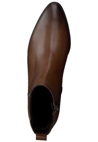 Hnědá kožená kotníková bota s špičatou špičkou, bočním zipem a hladkým povrchem. Design obsahuje minimální prošívání a elegantní siluetu.