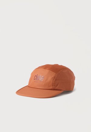 Oranžinė penkių skyrių kepurė su tiesia snapeliu ir „ciele athletics“ logotipu priekinėje skydelyje, nufotografuota ant balto fono.