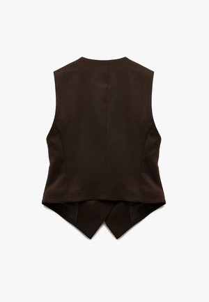 Bruine mouwloze vest met een hoge halslijn, voorzien van een gespleten achterkant en een gladde textuur. Aangesloten pasvorm met strakke lijnen en geen zichtbare sluitingen.