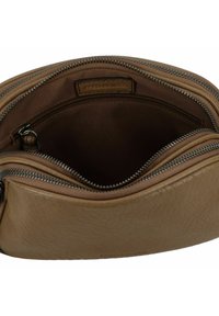 Borsa in pelle marrone con finitura testurizzata, dotata di due scomparti con zip e un interno in tessuto marrone coordinato.