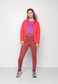 icebreaker MERINO TECH LITE II GRAPHIC - Sports T-shirt - BRIGHT PURPLE
