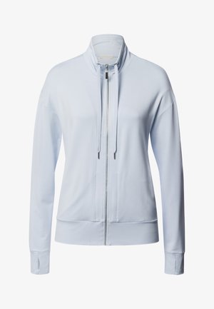 Vaaleansininen vetoketjullinen takki, joka on valmistettu pehmeästä kankaasta ja jossa on korkeakauluri, pitkät hihat ja etutaskut. Varustettu tyylikkäällä muotoilulla ja hopeisilla yksityiskohdilla.