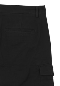 Schwarze Baumwoll-Cargo-Shorts mit flacher Vorderseite, Gürtelschlaufen und einer Seitentasche mit Klappe. Glatte Textur und saubere Kanten.