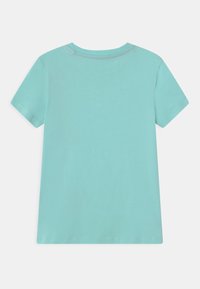 Lyseblå kortærmet t-shirt lavet af bomuld, med rund hals og en glat overflade. Ingen synlige mønstre eller logoer.