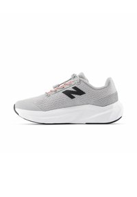 Zapatilla deportiva gris claro con parte superior de punto texturizado, logo negro, cordones rosas en contraste y media suela de espuma blanca. Suela exterior plana negra.