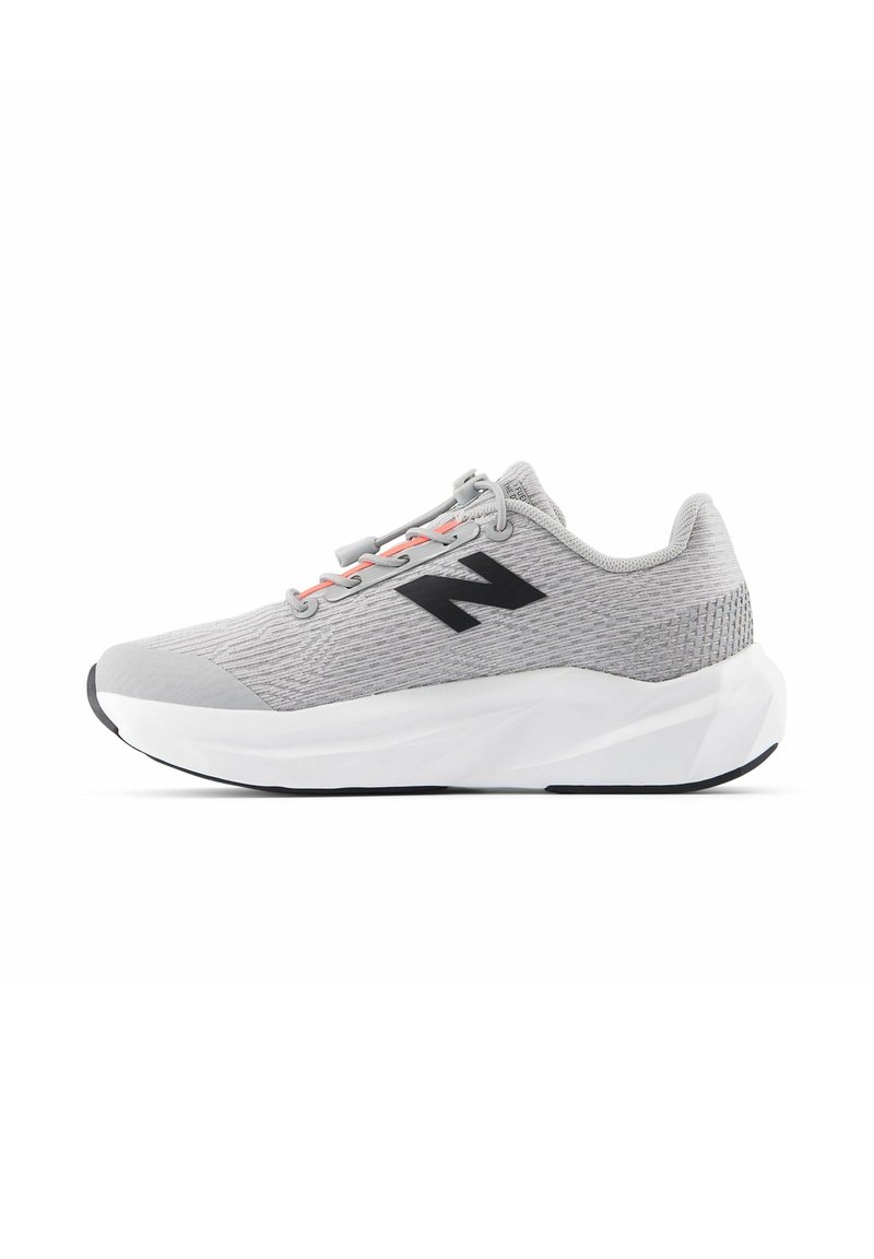Zapatilla deportiva gris claro con parte superior de punto texturizado, logo negro, cordones rosas en contraste y media suela de espuma blanca. Suela exterior plana negra.