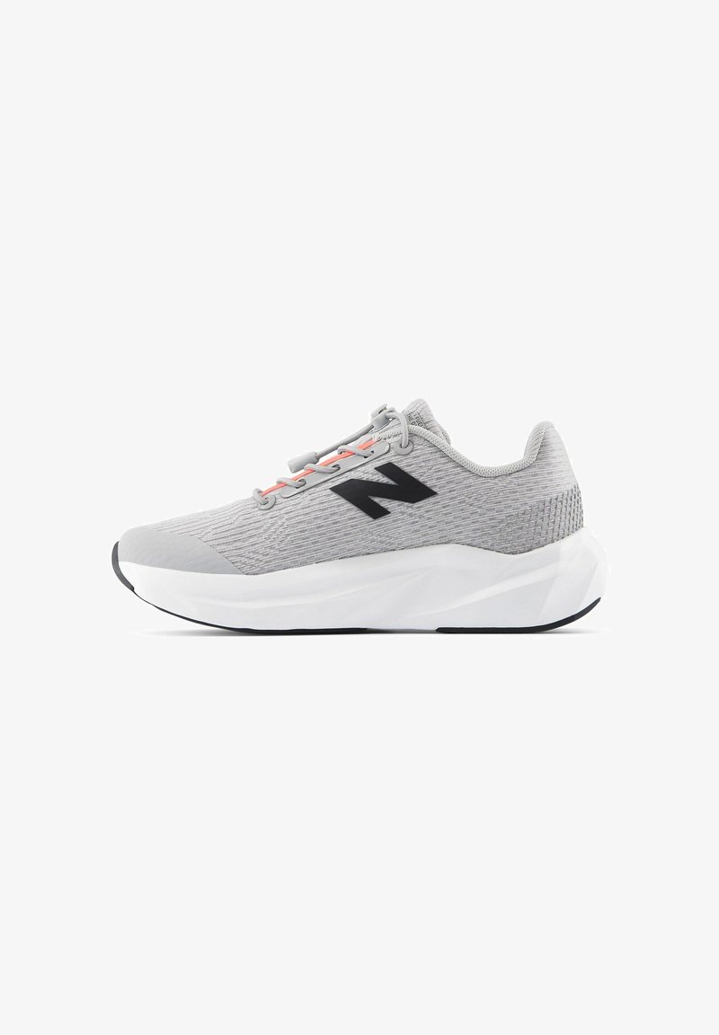 Zapatilla deportiva gris claro con parte superior de punto texturizado, logo negro, cordones rosas en contraste y media suela de espuma blanca. Suela exterior plana negra.
