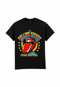 Sort t-shirt med The Rolling Stones-logo, der viser røde læber og tunge, gule stjerner og teksten "It's Only Rock N' Roll."