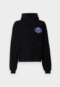 Zwarte hoodie van katoen met een voorzak, met een blauwe labelafbeelding op de linkerborst met de tekst "NOTES OF NOSTALGIA".