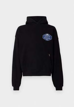 Zwarte hoodie van katoen met een voorzak, met een blauwe labelafbeelding op de linkerborst met de tekst "NOTES OF NOSTALGIA".