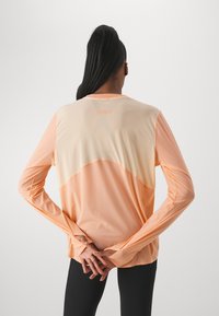 HOKA AIROLITE RUN LONG SLEEVE - Pikkade varrukatega topp - papaya