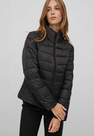 Sort pufferjakke med høj krave, med quiltede sektioner, frontlynlås og en tekstureret kant. Casual fit med lange ærmer.