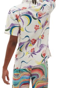 Koszula z krótkim rękawem, z kołnierzykiem, wykonana z lekkiego materiału, z wielokolorowymi wzorami kwiatowymi i abstrakcyjnymi w kolorach fioletowym, czerwonym, żółtym i zielonym.