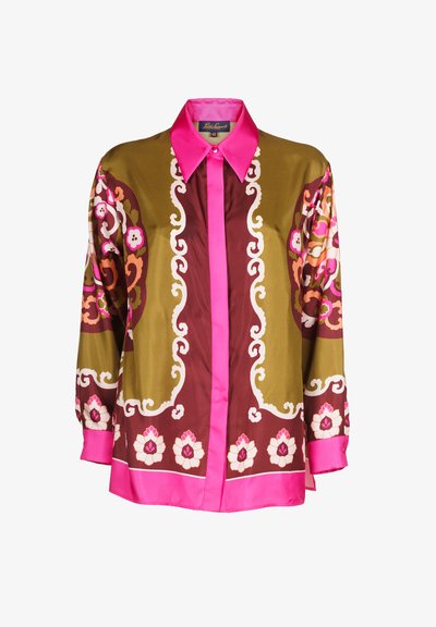 Camicia di seta multicolore con colletto rosa e chiusura con bottoni. Presenta intricati motivi floreali in rosa, bianco e arancione su uno sfondo marrone e oliva.