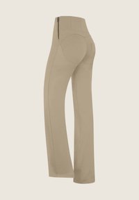 Pantaloni beige a vita alta con vestibilità slim, dotati di una cerniera sul retro e tasche posteriori sagomate. Texture liscia con linee di design su misura.