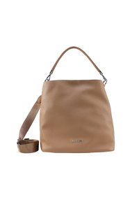 Borsa a mano in pelle marrone con superficie texture, dotata di ampia apertura, manico corto e tracolla lunga regolabile. Finiture in metallo argentato.