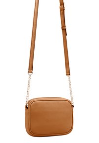 Sac bandoulière en simili cuir marron, de forme rectangulaire, avec une chaîne et une sangle en cuir, fermeture éclair et texture lisse.