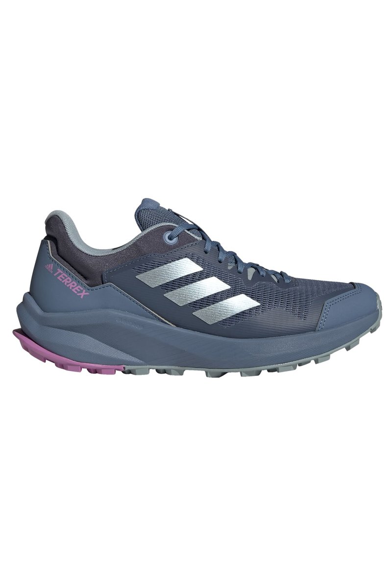 Zapatilla de running para hombre en azul marino y gris, con acentos plateados, parte superior de malla texturizada, diseño ligero y detalles en morado en la suela.